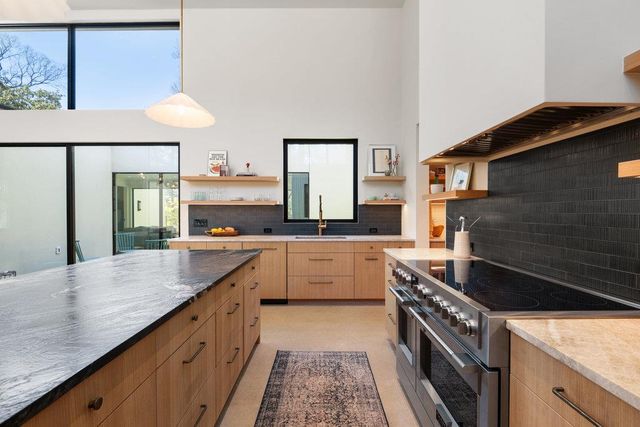 4 Westgate CIR, Austin, TX 78746