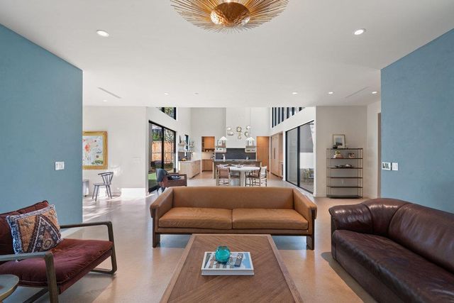 4 Westgate CIR, Austin, TX 78746