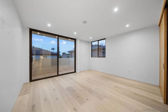 7376 Fay Ave, La Jolla, CA 92037