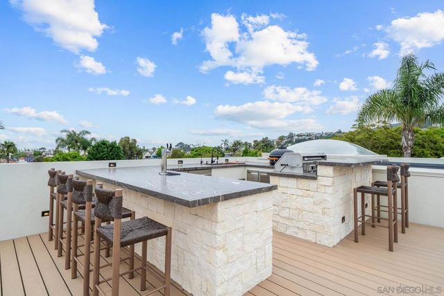 7376 Fay Ave, La Jolla, CA 92037