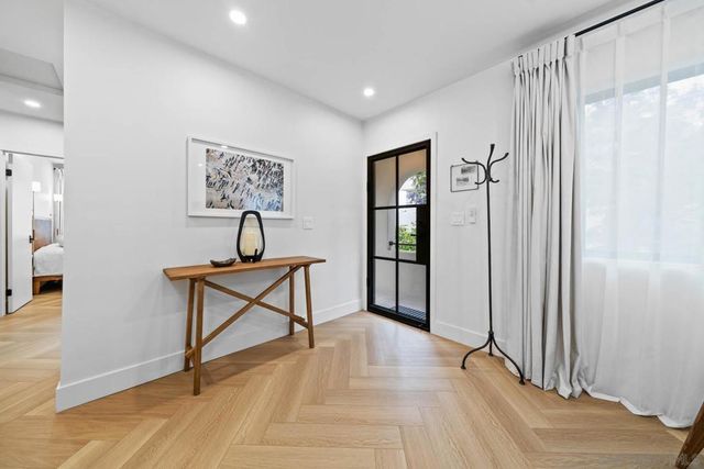 7376 Fay Ave, La Jolla, CA 92037