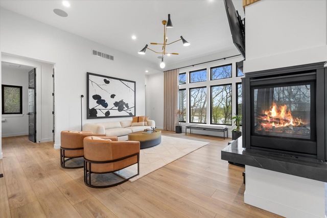 815 N English Settlement AVENUE, Burlington, WI 53105