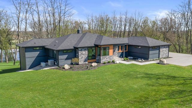 815 N English Settlement AVENUE, Burlington, WI 53105