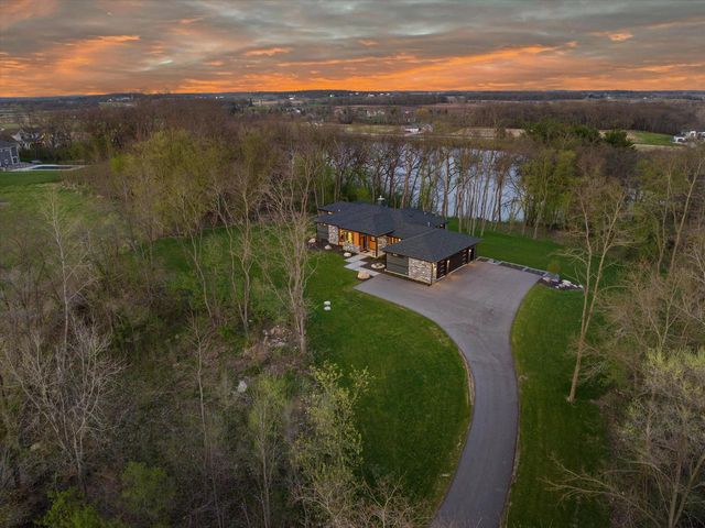815 N English Settlement AVENUE, Burlington, WI 53105