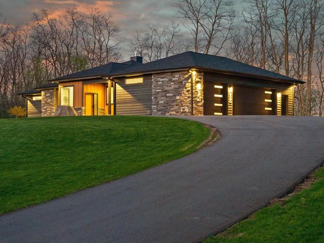 815 N English Settlement AVENUE, Burlington, WI 53105