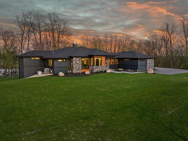 815 N English Settlement AVENUE, Burlington, WI 53105
