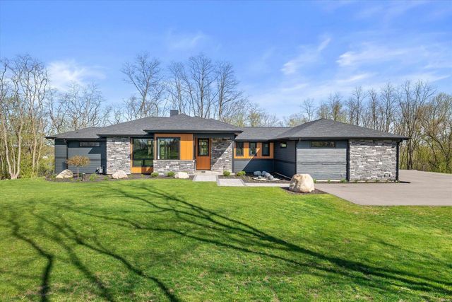 815 N English Settlement AVENUE, Burlington, WI 53105