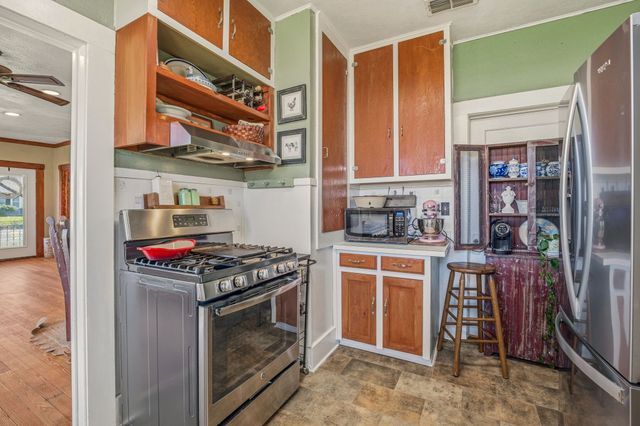 724 S Texas Street, De Leon, TX 76444