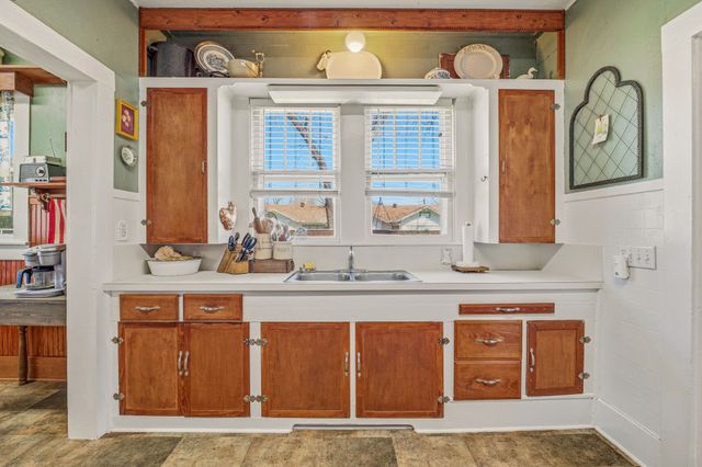 724 S Texas Street, De Leon, TX 76444