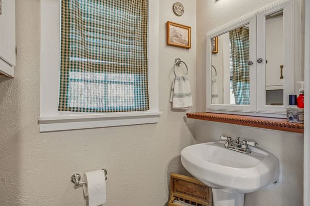 724 S Texas Street, De Leon, TX 76444