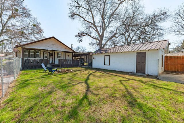 724 S Texas Street, De Leon, TX 76444