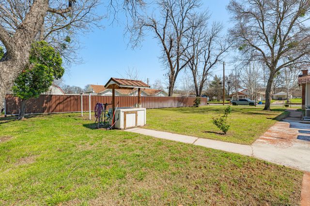 724 S Texas Street, De Leon, TX 76444
