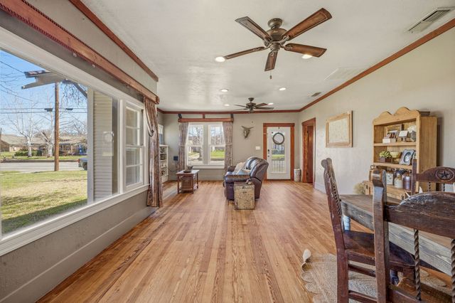 724 S Texas Street, De Leon, TX 76444