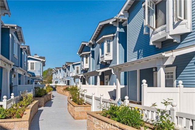 311 Aviation Place, Manhattan Beach, CA 90266