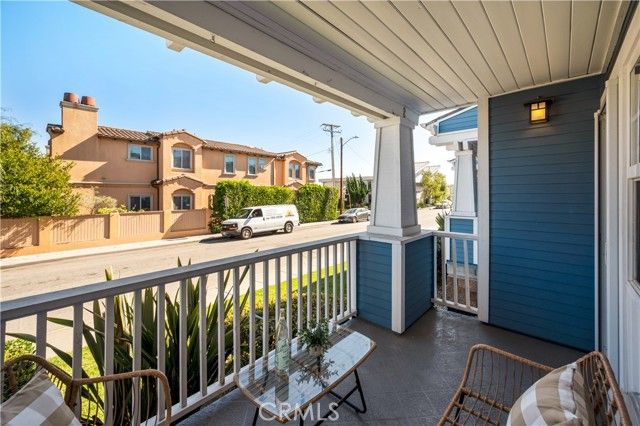 311 Aviation Place, Manhattan Beach, CA 90266