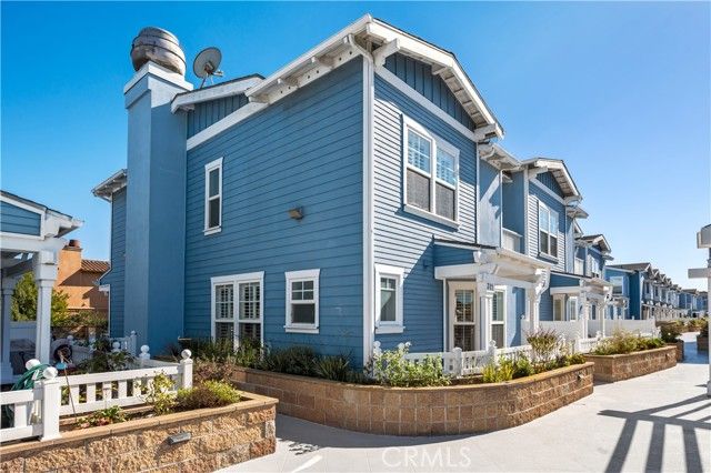 311 Aviation Place, Manhattan Beach, CA 90266