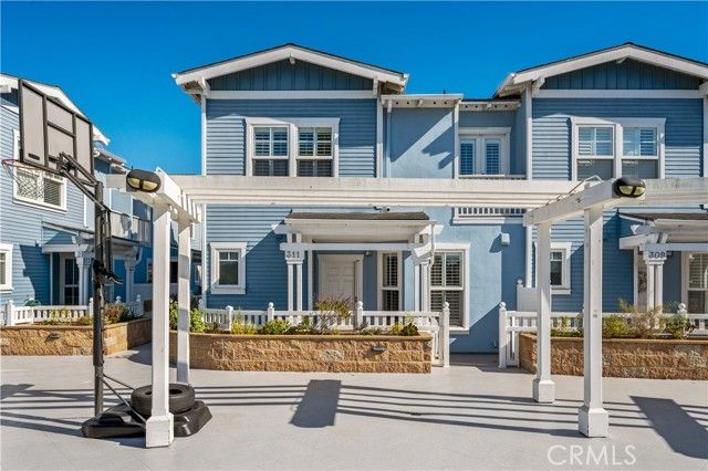 311 Aviation Place, Manhattan Beach, CA 90266