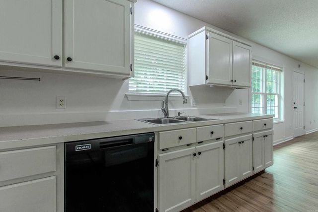 218 Hunters Run Drive, Benton, AR 72015
