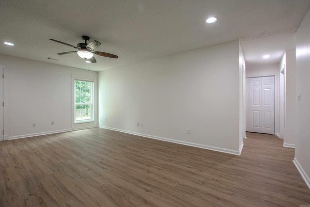 218 Hunters Run Drive, Benton, AR 72015