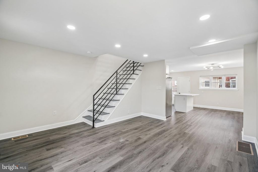127 WHITELY TER, DARBY, PA 19023 — photo 2