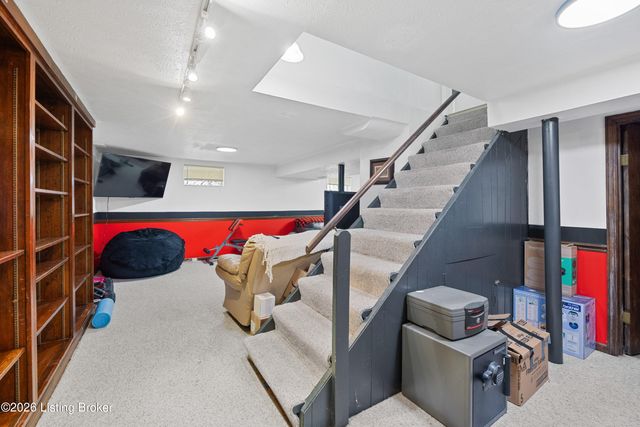 10204 Hearthstone Ct, Louisville, KY 40272