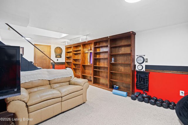 10204 Hearthstone Ct, Louisville, KY 40272