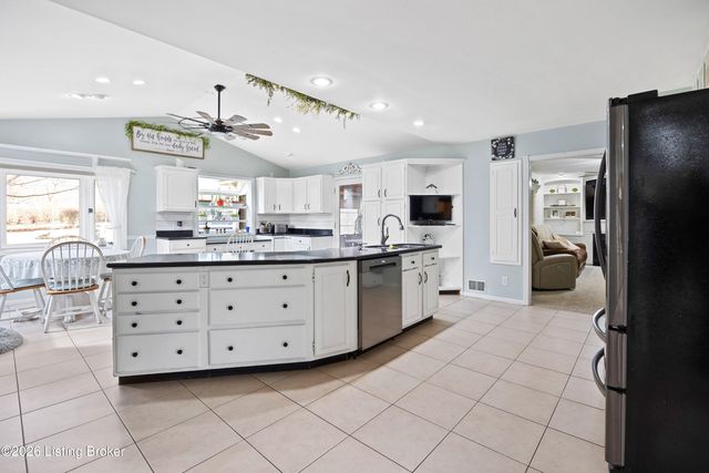 10204 Hearthstone Ct, Louisville, KY 40272