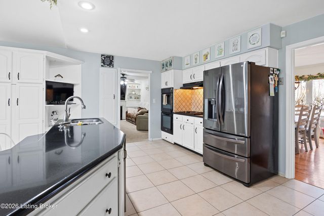 10204 Hearthstone Ct, Louisville, KY 40272