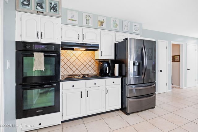 10204 Hearthstone Ct, Louisville, KY 40272