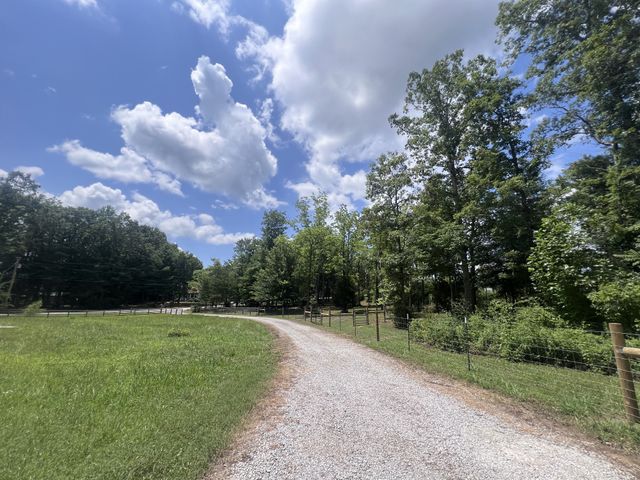 213 Indian Rock Trl, Jamestown, TN 38556