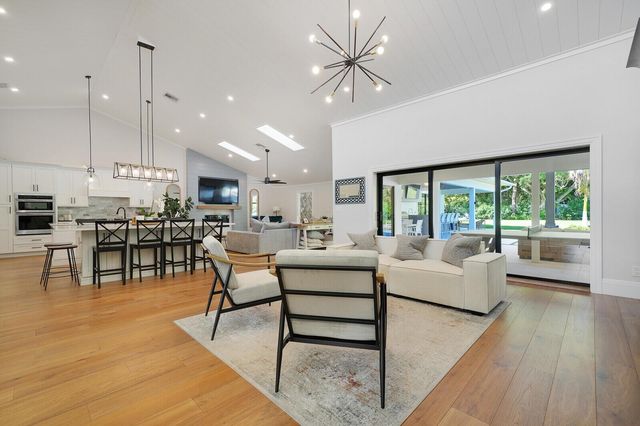 19526 W Trails End Terrace, Jupiter, FL 33458