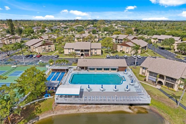 325 Pine Ridge Cir D-1, Green Acres, FL 33463