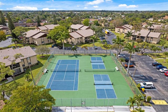 325 Pine Ridge Cir D-1, Green Acres, FL 33463