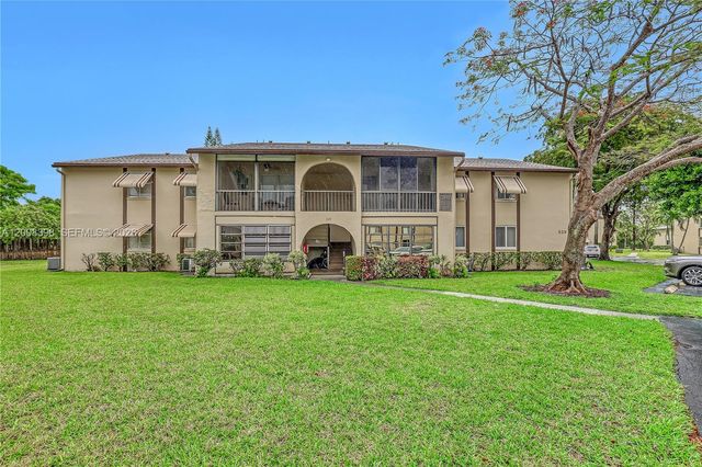 325 Pine Ridge Cir D-1, Green Acres, FL 33463