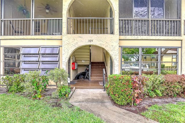 325 Pine Ridge Cir D-1, Green Acres, FL 33463