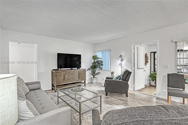 325 Pine Ridge Cir D-1, Green Acres, FL 33463