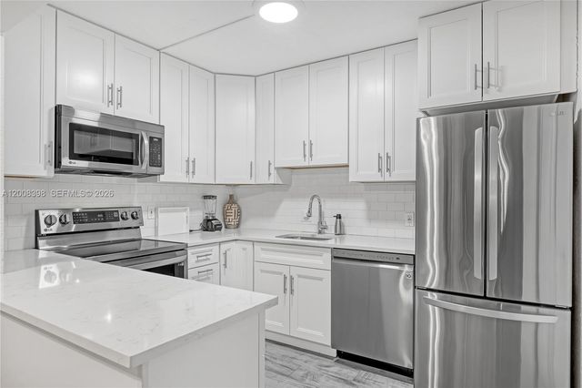 325 Pine Ridge Cir D-1, Green Acres, FL 33463