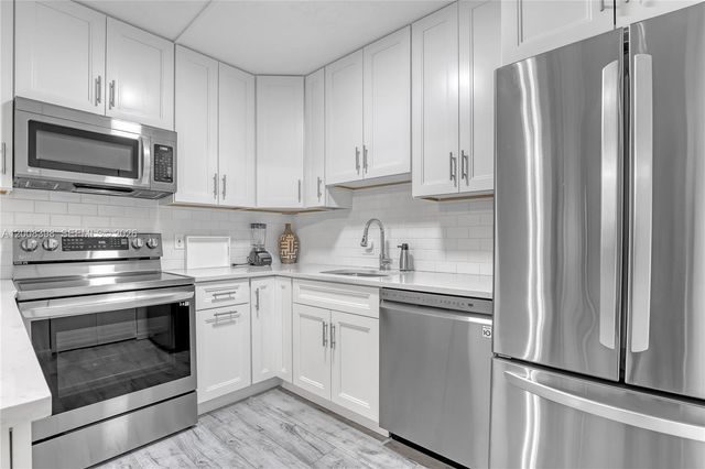 325 Pine Ridge Cir D-1, Green Acres, FL 33463