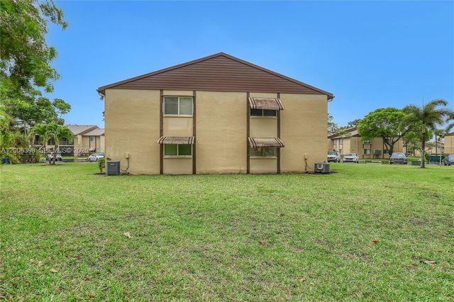 325 Pine Ridge Cir D-1, Green Acres, FL 33463