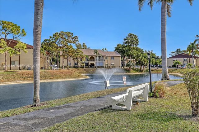 325 Pine Ridge Cir D-1, Green Acres, FL 33463