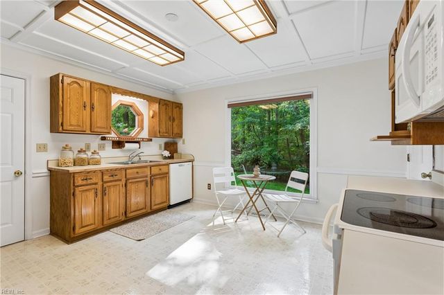 8 Graham DR, Newport News, VA 23606