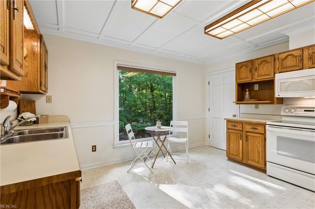 8 Graham DR, Newport News, VA 23606