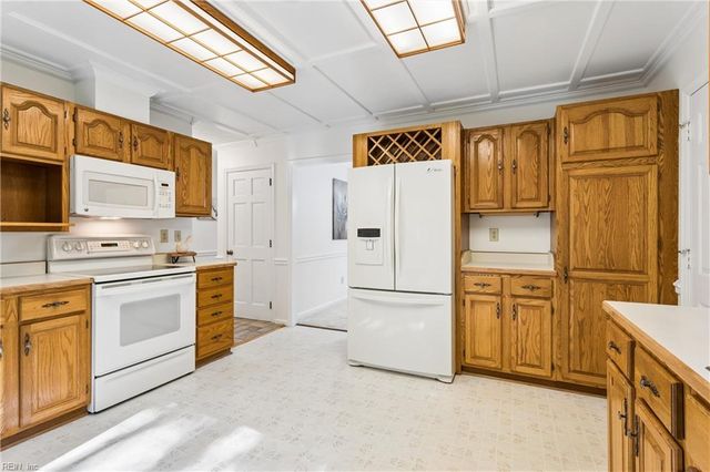 8 Graham DR, Newport News, VA 23606