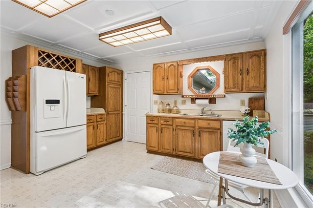 8 Graham DR, Newport News, VA 23606