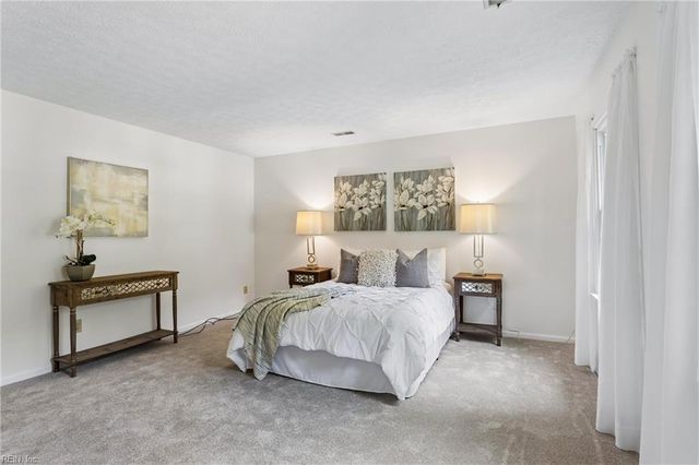 8 Graham DR, Newport News, VA 23606