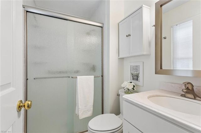 8 Graham DR, Newport News, VA 23606