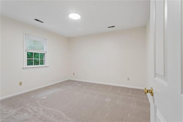 8 Graham DR, Newport News, VA 23606