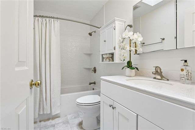8 Graham DR, Newport News, VA 23606