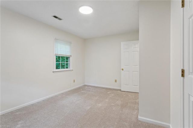 8 Graham DR, Newport News, VA 23606