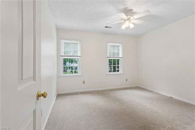 8 Graham DR, Newport News, VA 23606